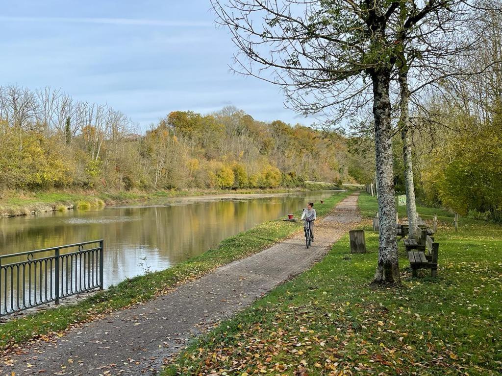 Charmante maison bourguignonne avec grand jardin et parking Montbard Extérieur photo